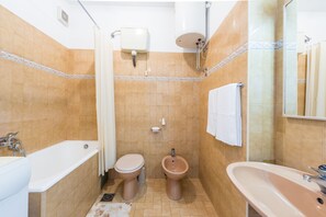 Apartment (Three-Bedroom Apartment with Balcony ) | Badezimmer | Badewanne, Handtücher
