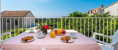 Huoneisto (Three-Bedroom Apartment with Balcony ) | Parveke