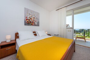 Apartment (Three-Bedroom Apartment with Balcony ) | 3 Schlafzimmer, Babybetten