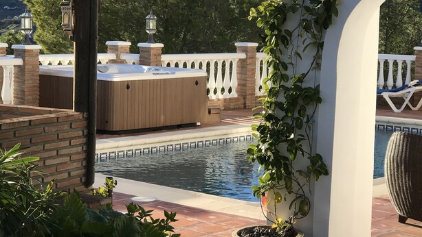 A hot tub, pool, and outdoor seating area with a pergola and potted plants. - Casa Biontica (Cómpeta)