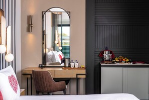 Roupas de cama premium, frigobar, cofres nos quartos, escrivaninha