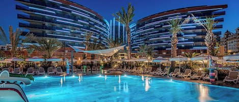 Indoor pool, seasonal outdoor pool, sun loungers