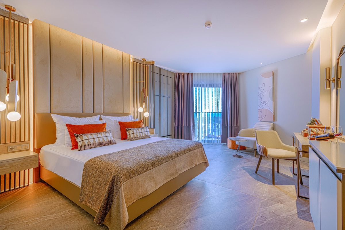 Bộ đồ giường cao cấp, minibar, két bảo mật tại phòng, bàn 