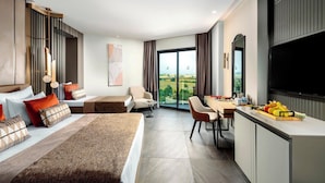 Ein modernes Hotelzimmer mit einem großen Bett, einem Schreibtisch und Blick ins Freie.