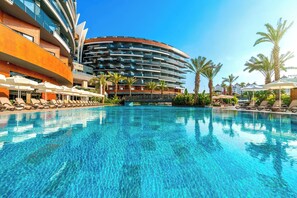 Indoor pool, seasonal outdoor pool, pool loungers