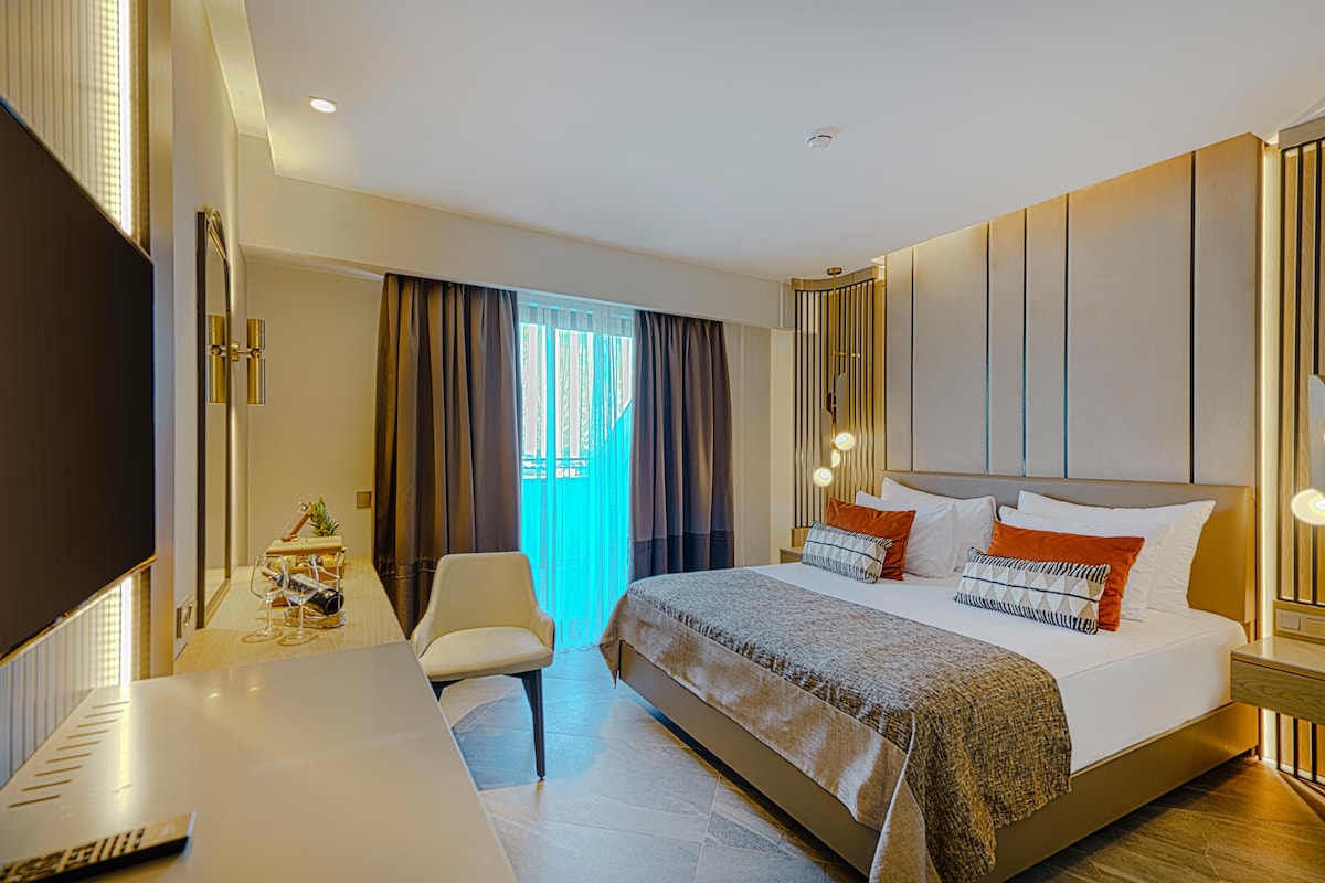 Bộ đồ giường cao cấp, minibar, két bảo mật tại phòng, bàn 