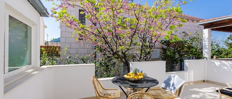 Apartment (Triplex Three-Bedroom Apartment with ) | Terrace/patio