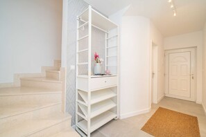 公寓 (Triplex Three-Bedroom Apartment with ) | 內部