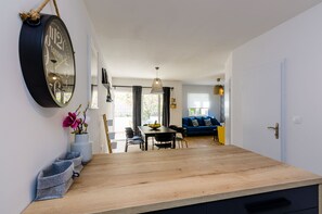 公寓 (Triplex Three-Bedroom Apartment with ) | 飯廳