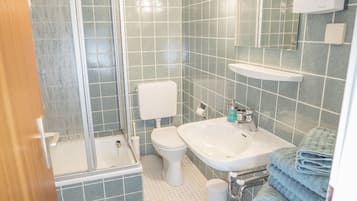 Apartment | Badezimmer | Dusche, Toilettenpapier
