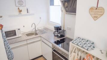 Appartement | Privékeuken | Een koelkast, een microgolfoven, een oven, een kookplaat