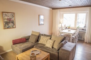 Apartment | Living area | 30-inch flat-screen TV with cable channels, TV, DVD player - Ferienapartment Landwohnung Laura (Winterberg)