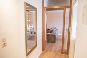 アパートメント | リビング エリア | 30 インチの薄型テレビ (ケーブル放送視聴可)、テレビ、DVD プレーヤー