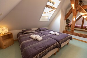 5 bedrooms, in-room safe, iron/ironing board, WiFi - House for 12 people on the wine route (Scherwiller)