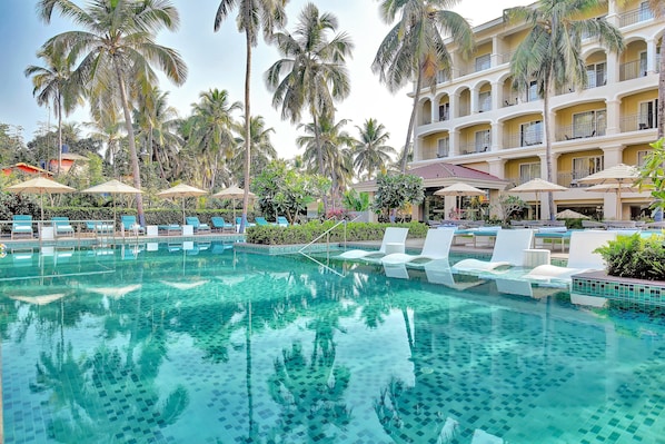Outdoor pool, open 8:00 AM to 8:00 PM, pool umbrellas