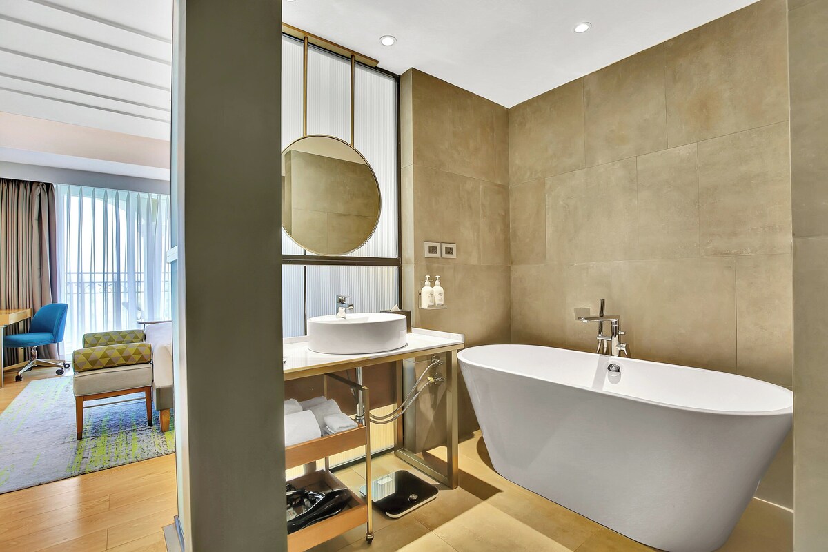 Premium Room, 1 King Bed, Balcony | Room amenity