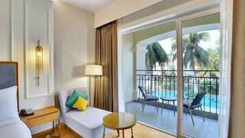 Standard Room, 1 King Bed, Balcony, Pool View | Room amenity