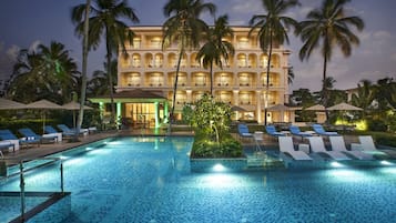 Outdoor pool, pool umbrellas