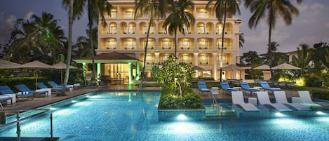 Outdoor pool, pool umbrellas