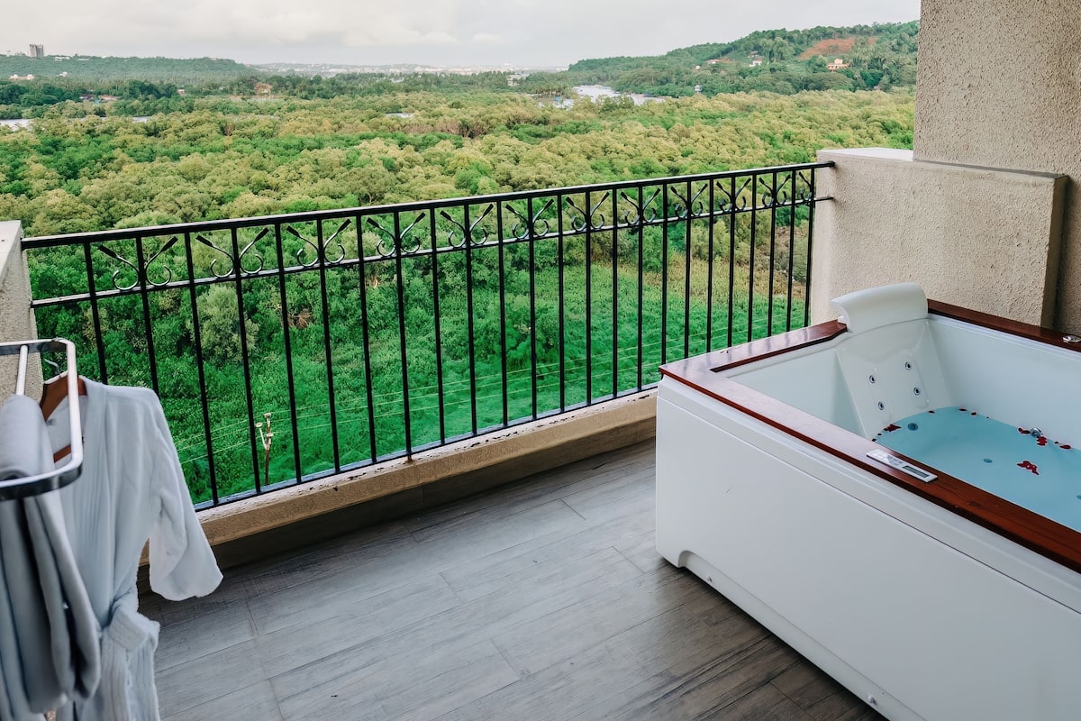 Premium bedding, minibar, in-room safe, desk