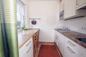 Kahden hengen huone | Yksityinen keittiö | Kahvin-/teenkeitin, vedenkeitin, leivänpaahdin
