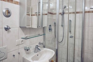 Douche, serviettes fournies, papier toilette