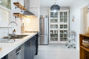 Een koelkast, een magnetron, een oven, een kookplaat