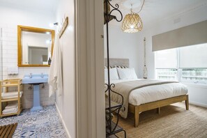 4 bedrooms, iron/ironing board, Internet, bed sheets