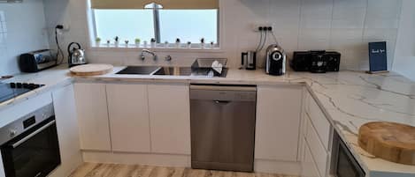 Refrigerador, microondas, horno, lavavajillas