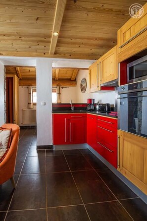 Fridge, microwave, oven, stovetop - Petite Charline apartment with garden lake & mountain views 150m from the slopes (Tignes)