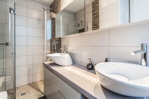 Bathroom - Luxury 3 BR Near the Beach (Tel Aviv)