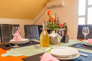 Lejlighed (Two Bedroom Apartment with Terrace) | Spisning på værelset