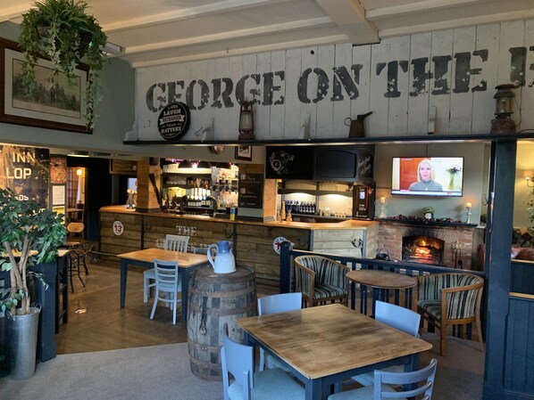 Bar (on property) - The George Inn Middle Wallop (Stockbridge)