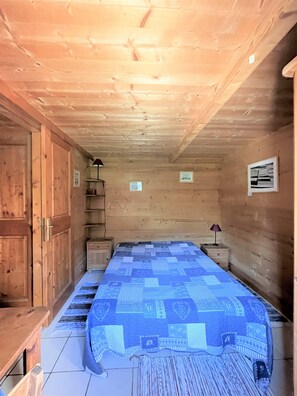 2 bedrooms, iron/ironing board, free WiFi