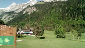 A golf course with a sign indicating a 91m distance and a hole marked as HCP 7. - old ,small ,typical chalet in the center of a mountain village :Le Grand Bornand (Le Grand Bornand)
