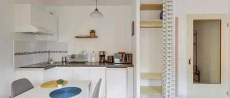 Refrigerador, microondas, horno, cafetera/tetera