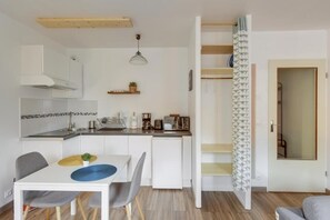 Fridge, microwave, oven, coffee/tea maker