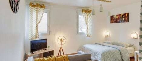 Escritorio, tabla de planchar con plancha, wifi y ropa de cama