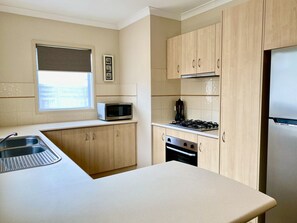 Fridge, microwave, oven, dishwasher - Perfect Family Getaway -  Walk to everything (Rosebud)