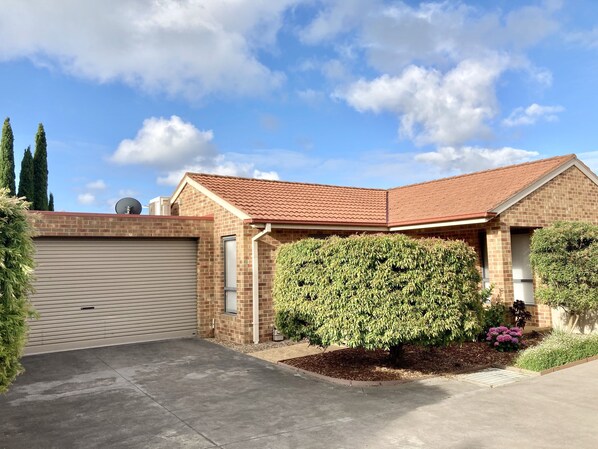 Exterior - Perfect Family Getaway -  Walk to everything (Rosebud)