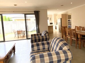 TV, video games, Netflix, DVD player - Perfect Family Getaway -  Walk to everything (Rosebud)