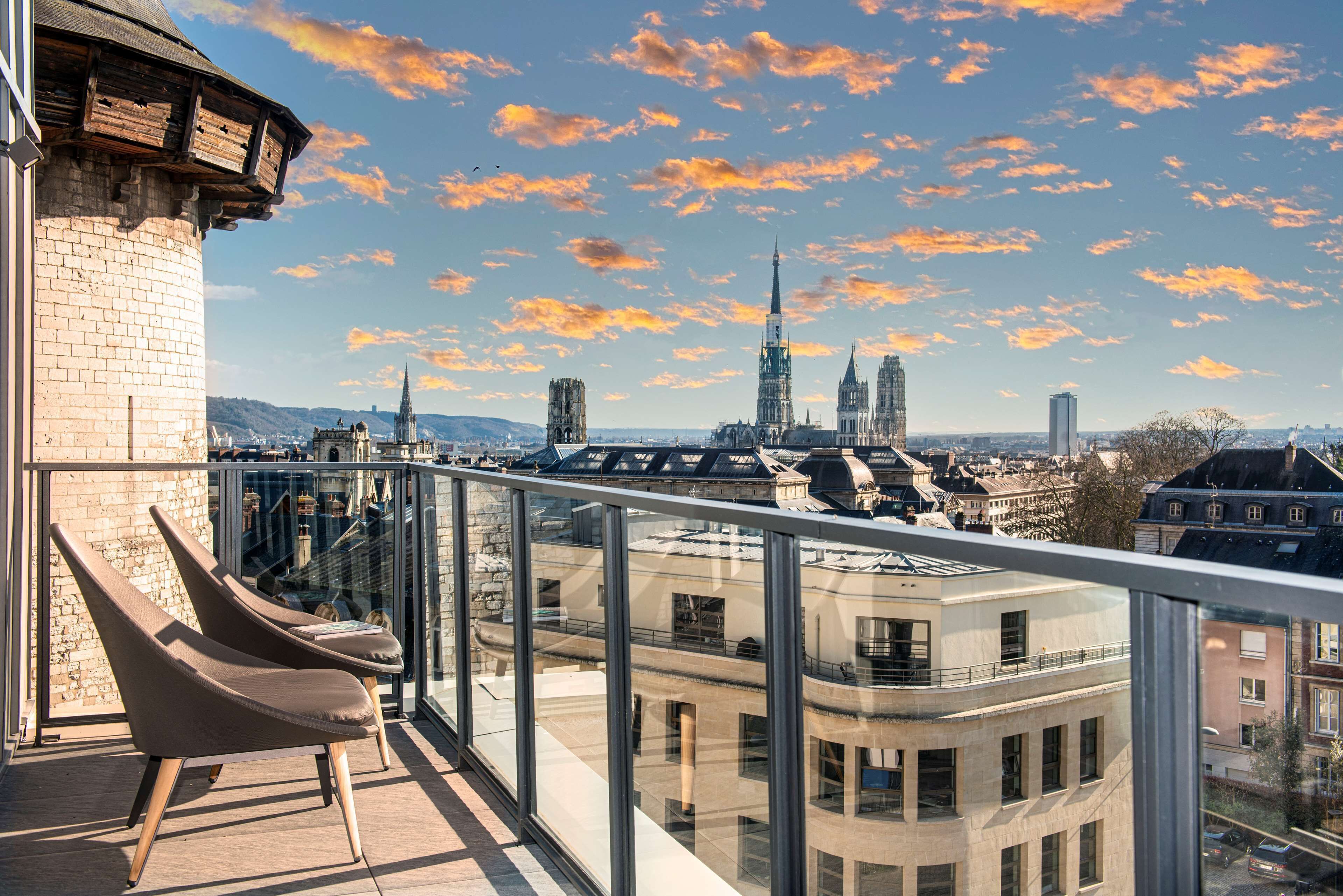 Bộ đồ giường cao cấp, minibar, két bảo mật tại phòng, bàn 