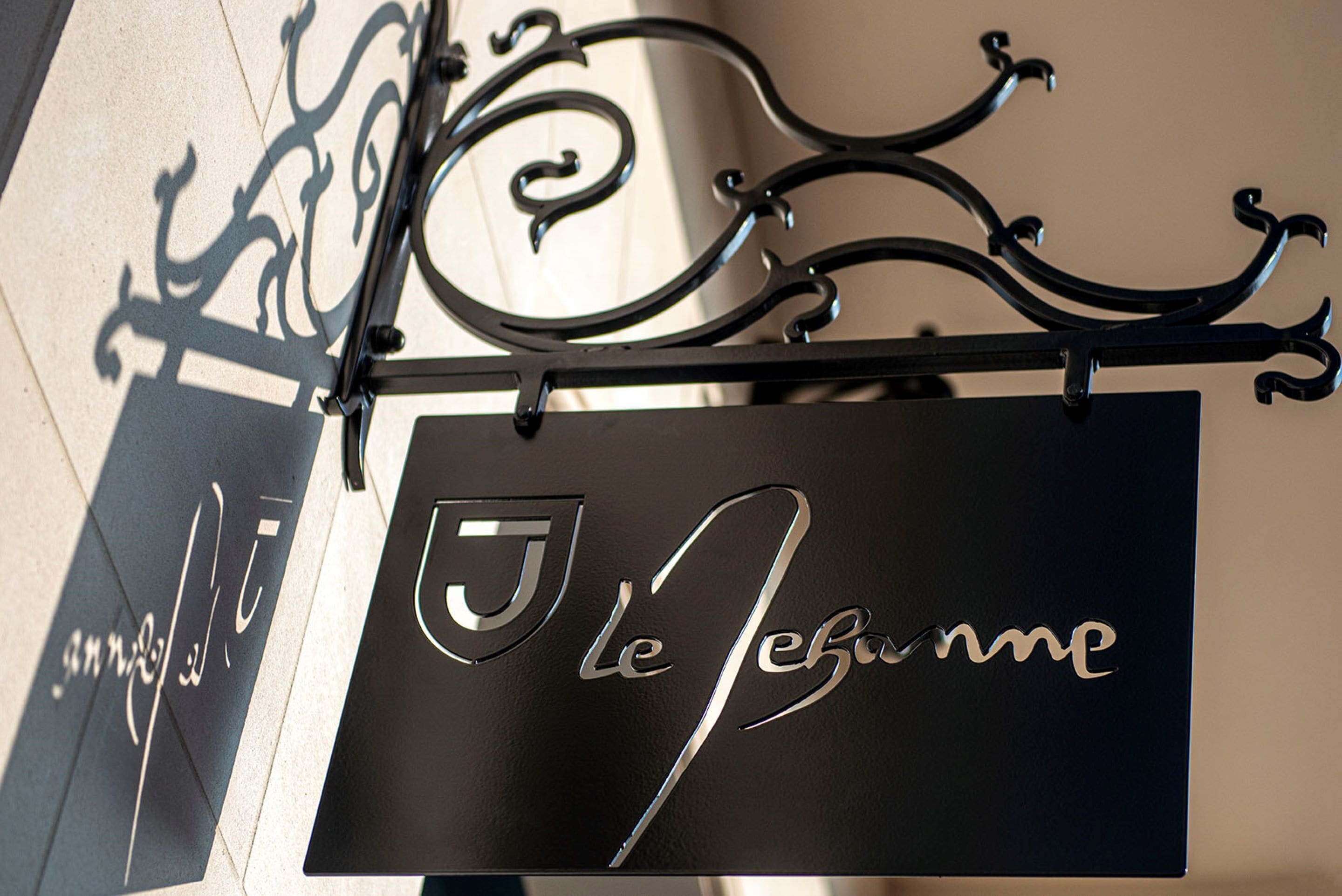 breakfast, dinner, brunch served; french cuisine