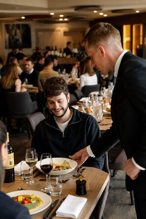 Frukost, middag och brunch serveras