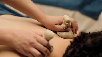Une personne qui reçoit un massage axé sur les mains et le dos.