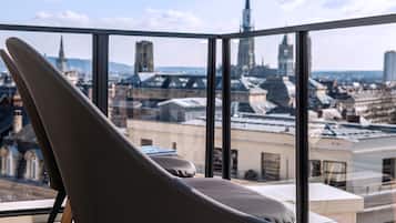 Habitación junior, terraza | Ropa de cama de alta calidad, minibar, caja fuerte y escritorio