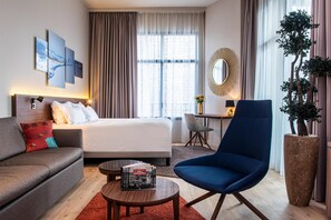 أغطية فراش متميزة وميني بار وخزنة داخل الغرفة ومكتب