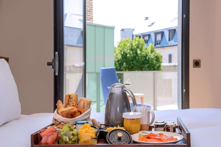 In-room dining. Radisson Blu Hotel, Rouen Centre