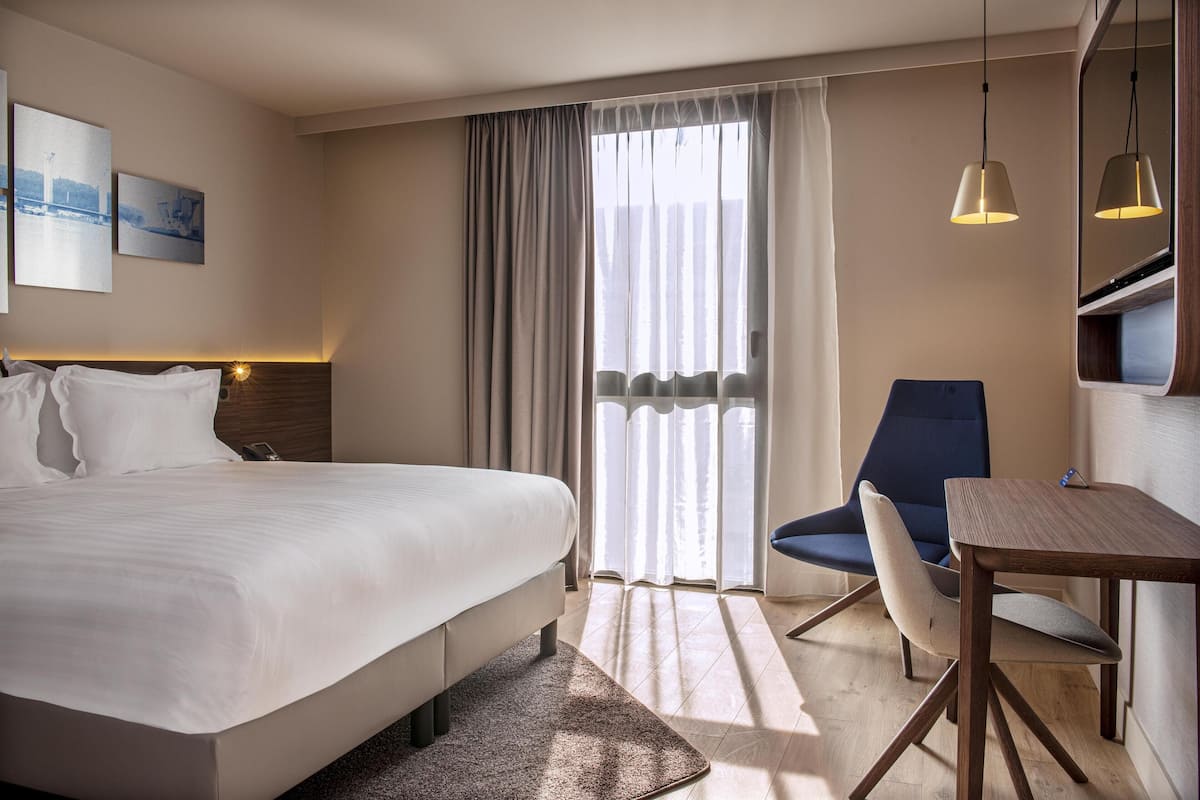 Premium bedding, minibar, in-room safe, desk