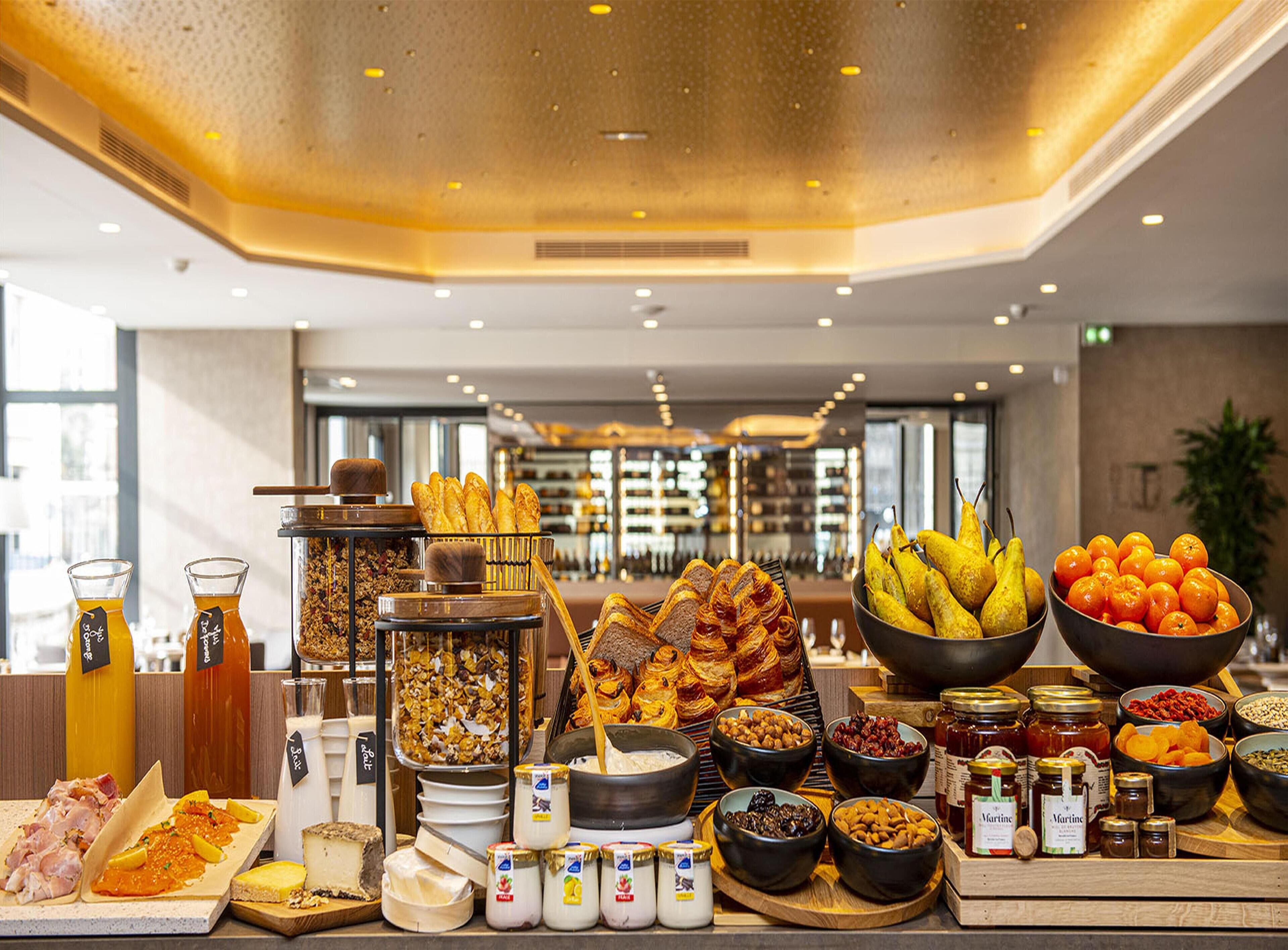 Petit déjeuner buffet (25 EUR par personne)